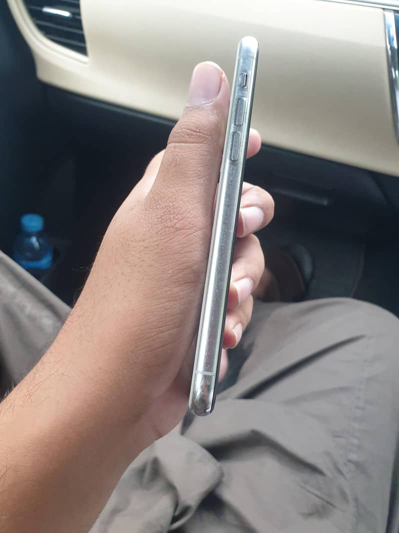 Apple iPhone 11 Pro 4
