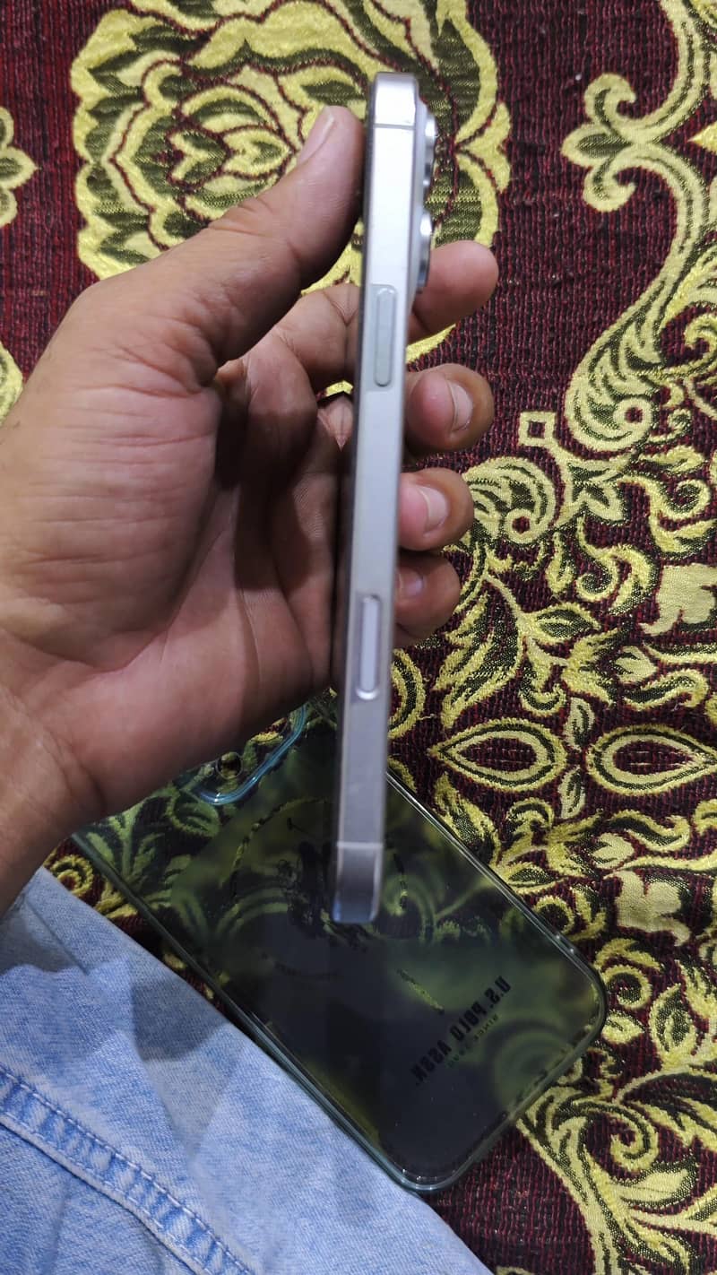 Apple iPhone 16 Pro Max 1