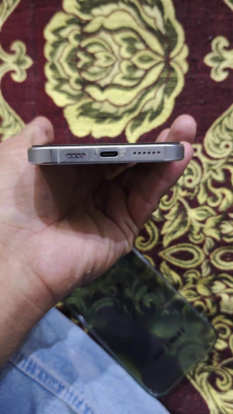 Apple iPhone 16 Pro Max 4