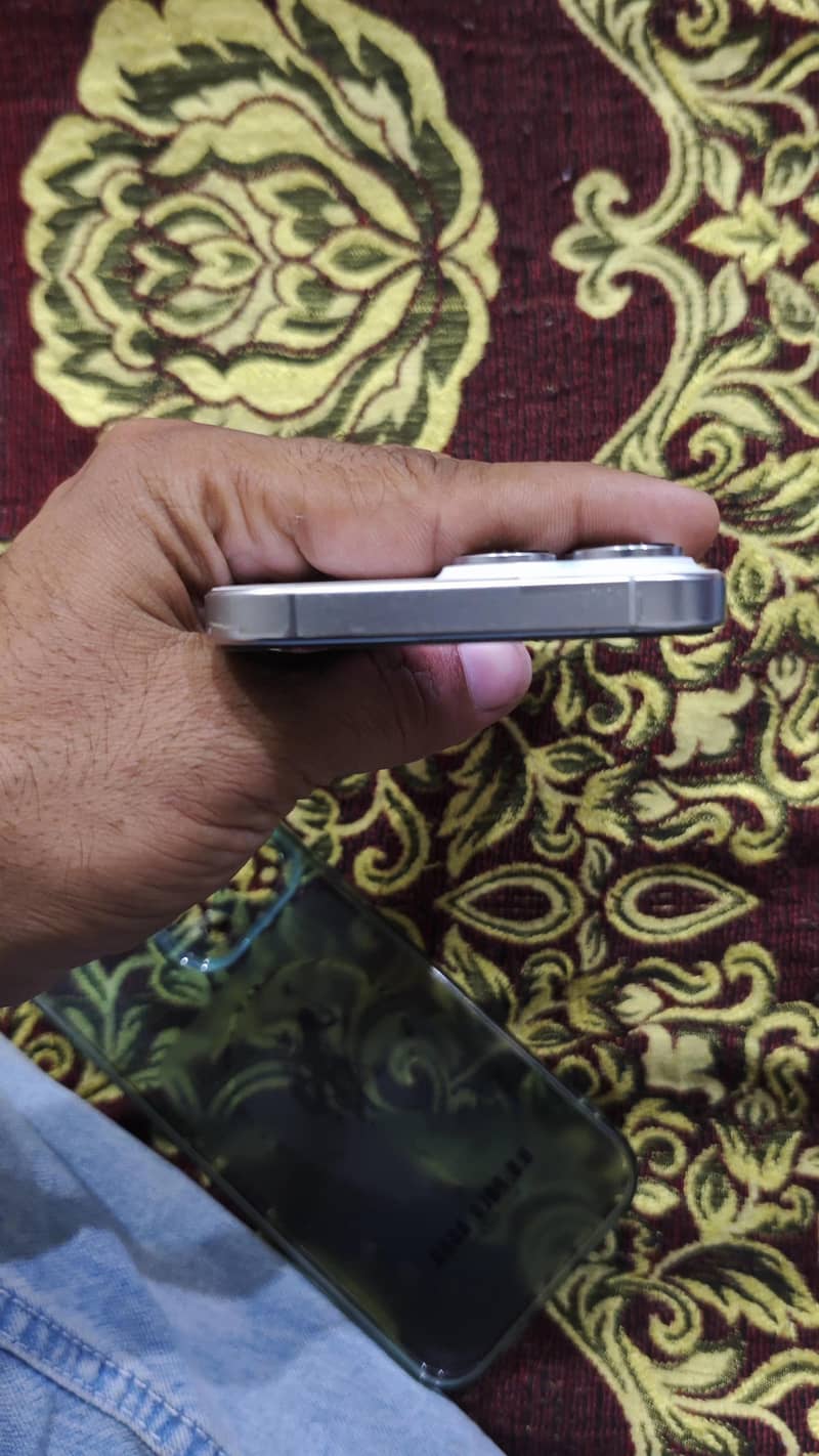 Apple iPhone 16 Pro Max 5