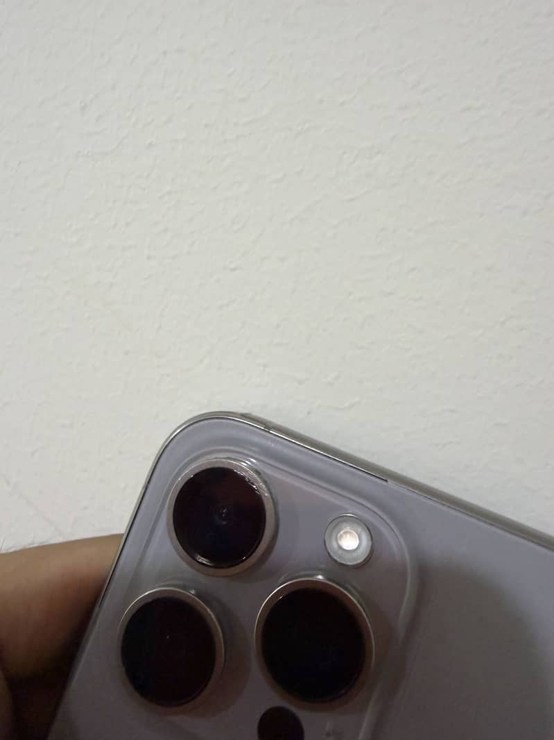 Apple iPhone 15 Pro Max 4
