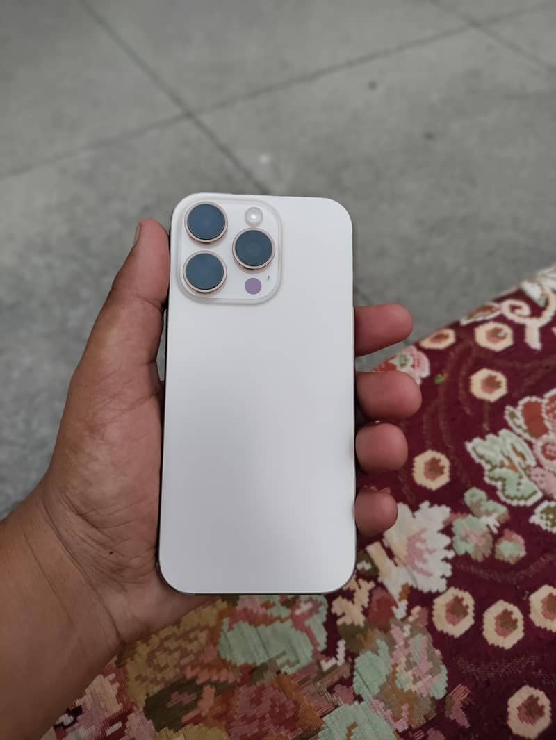 Apple iPhone 16 Pro 1