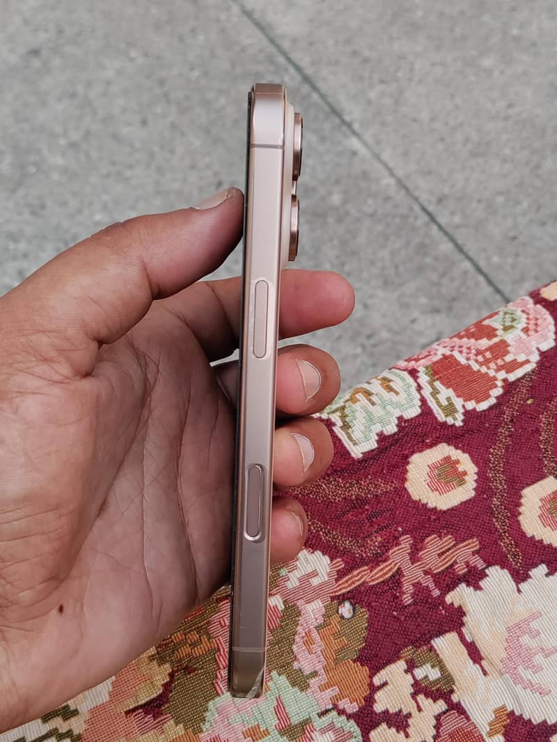 Apple iPhone 16 Pro 3