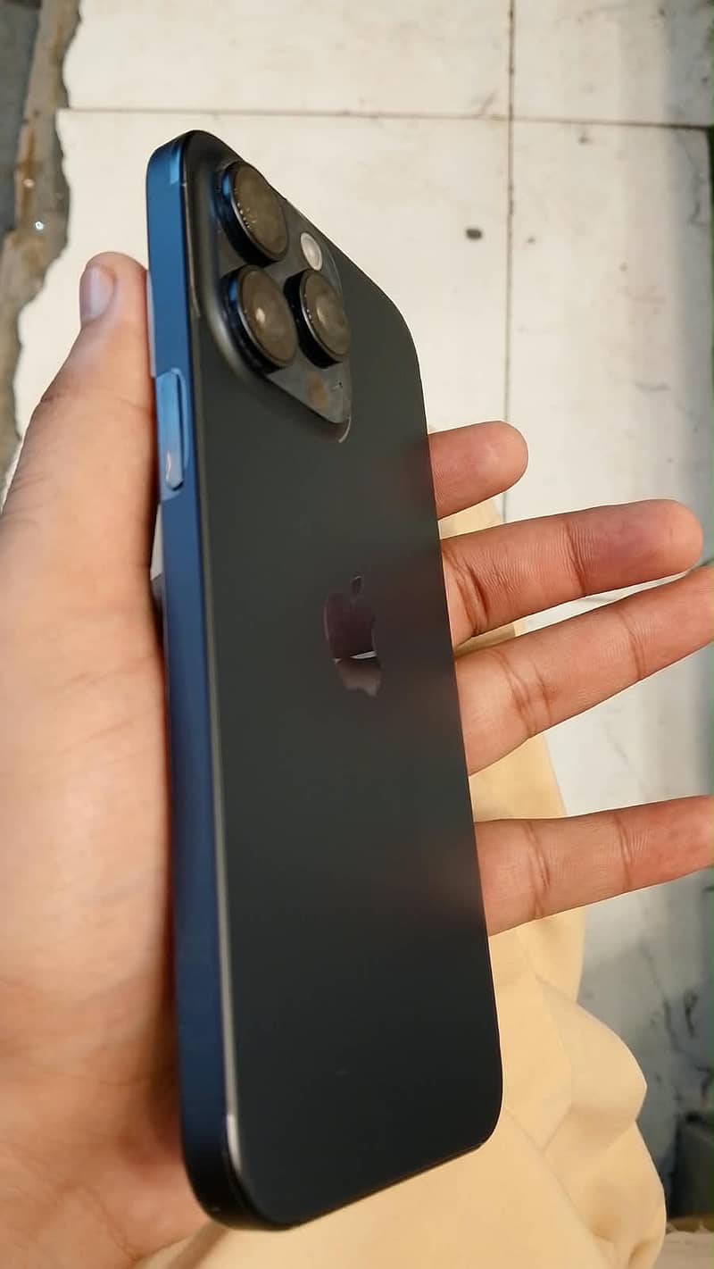 Apple iPhone 15 Pro Max 3