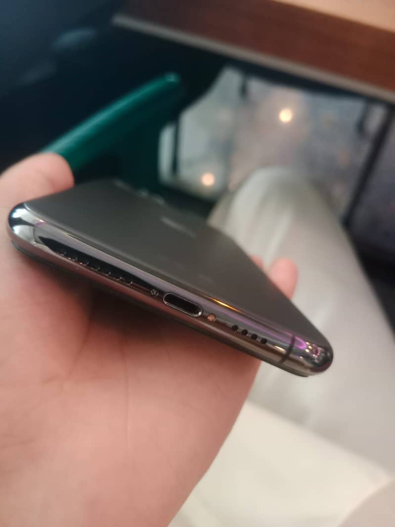 Apple iPhone 11 Pro Max 4