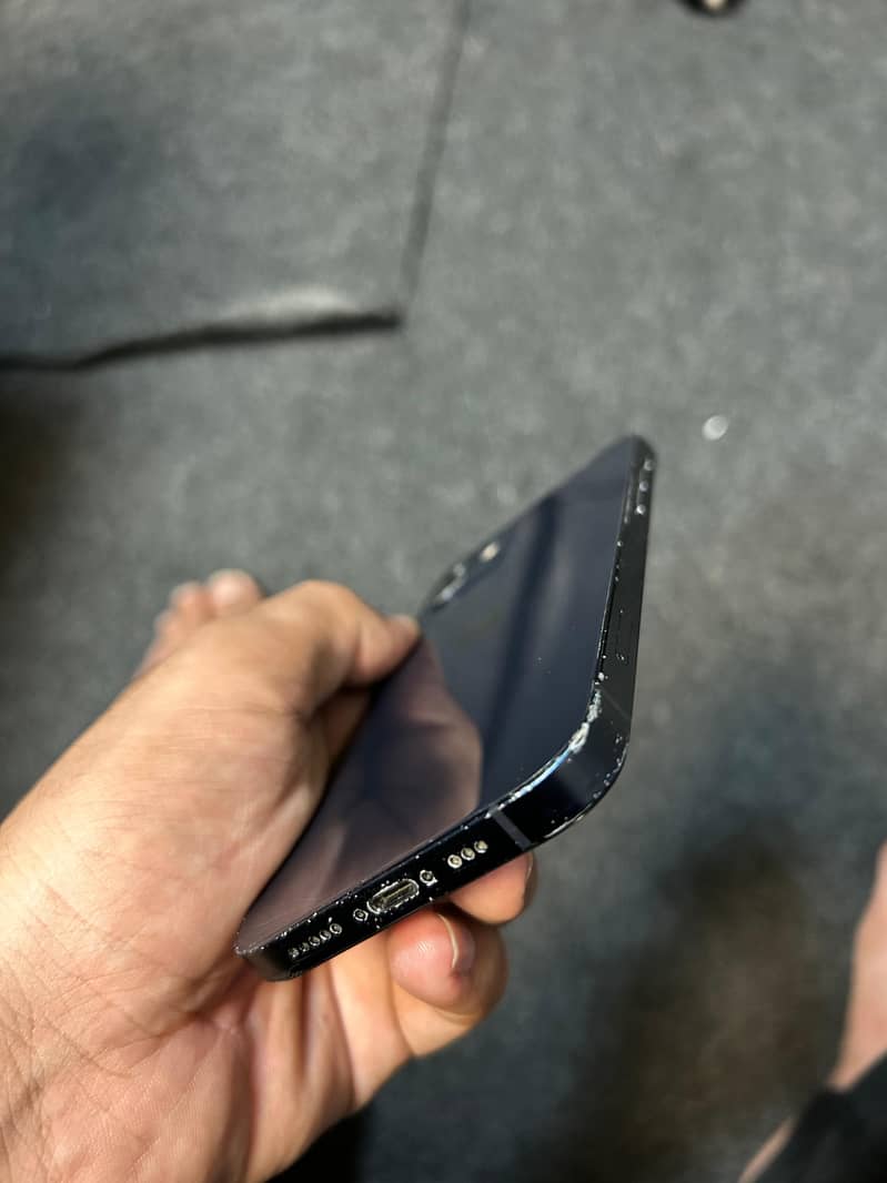 Apple iPhone 12 4