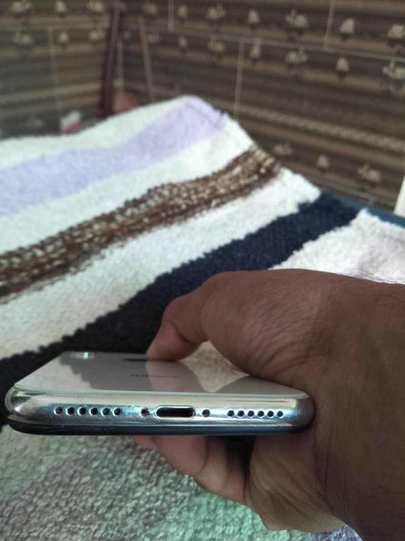 Apple iPhone X 4