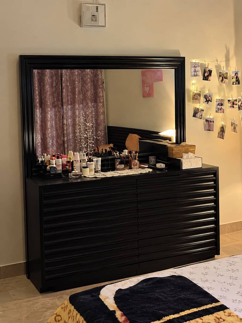 Bed with 2 side tables and dressing table 0
