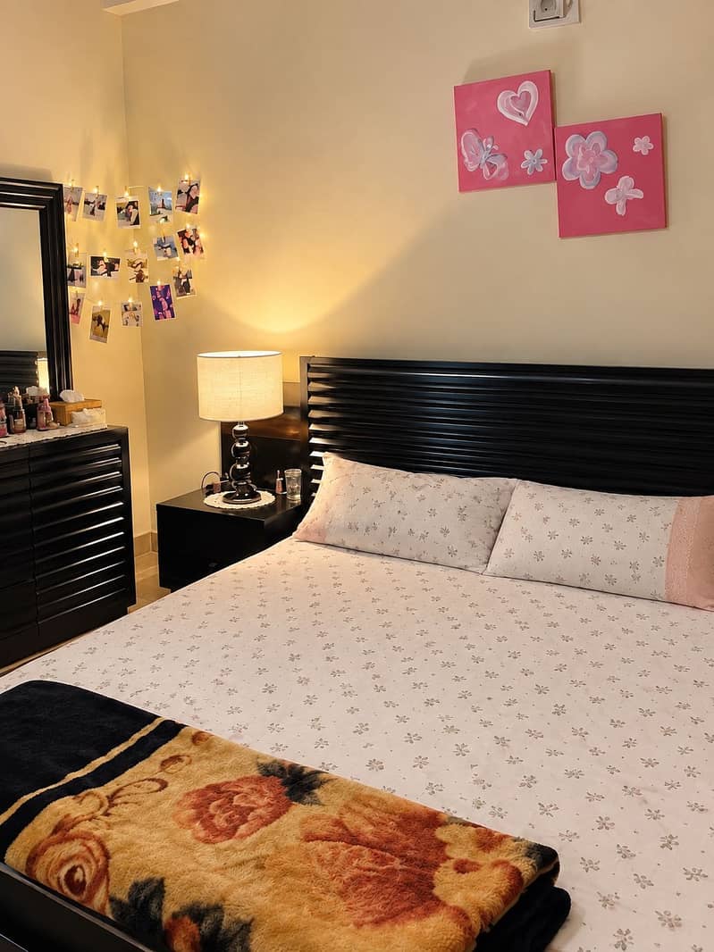 Bed with 2 side tables and dressing table 2