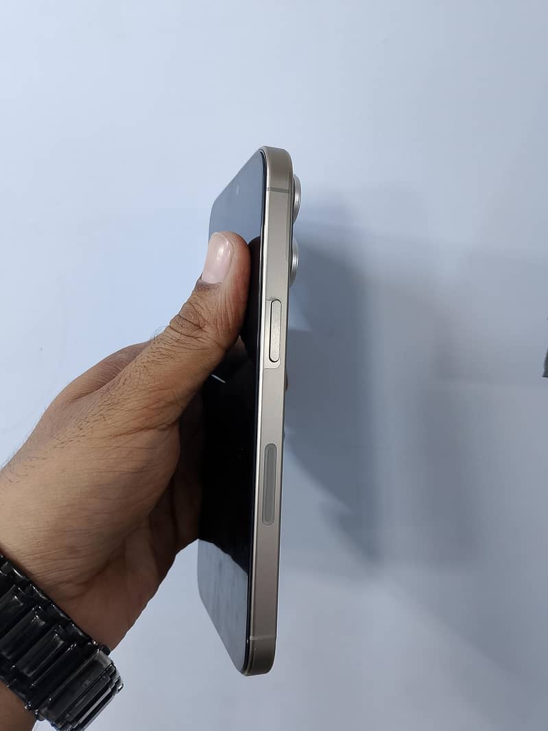 Apple iPhone 15 Pro Max 2