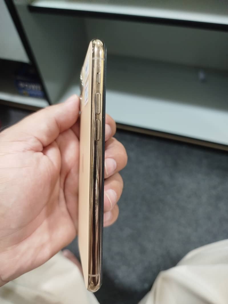 Apple iPhone 11 Pro 4