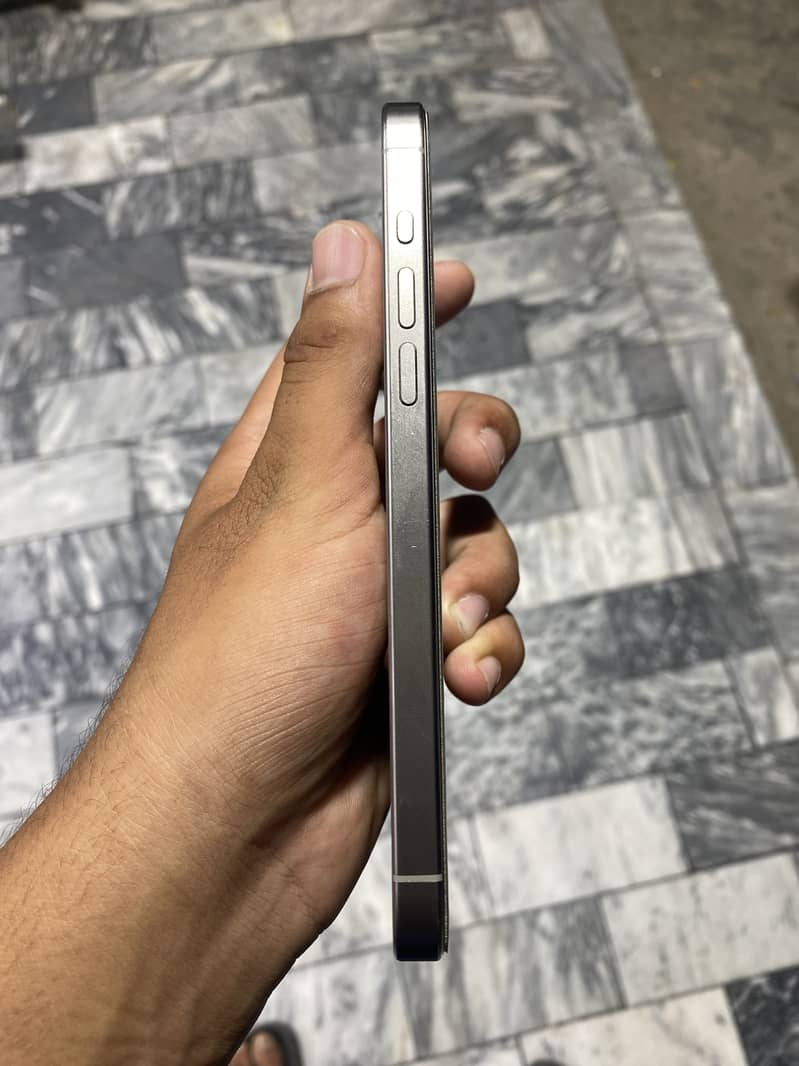 Apple iPhone 15 Pro Max 4