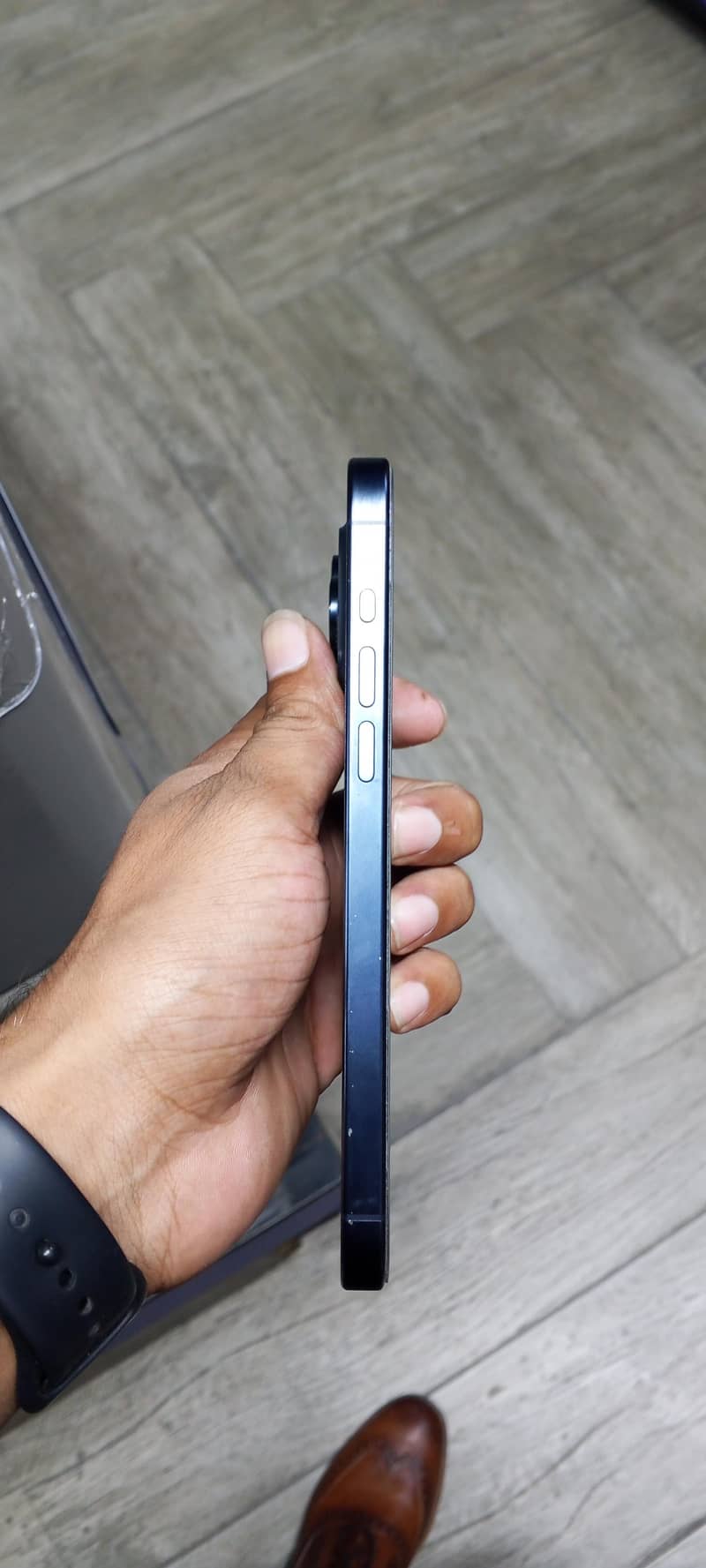 Apple iPhone 15 Pro Max 2