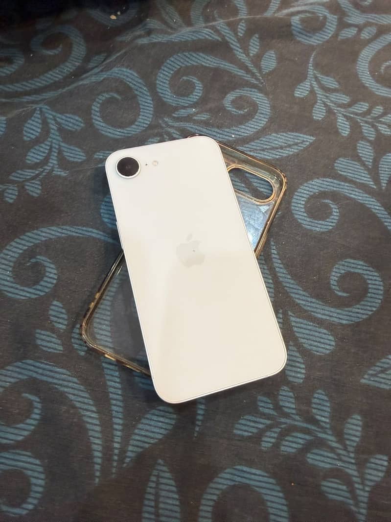 Apple iPhone 16e 0