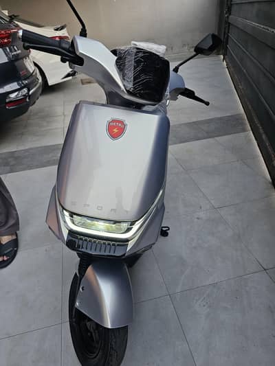 Metro T9 Sports Lithium Battery Electric Scooty