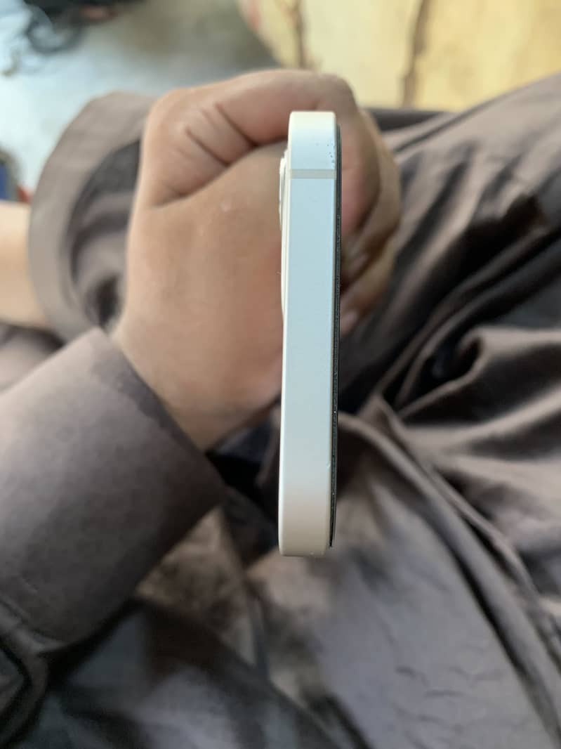 Apple iPhone 12 4