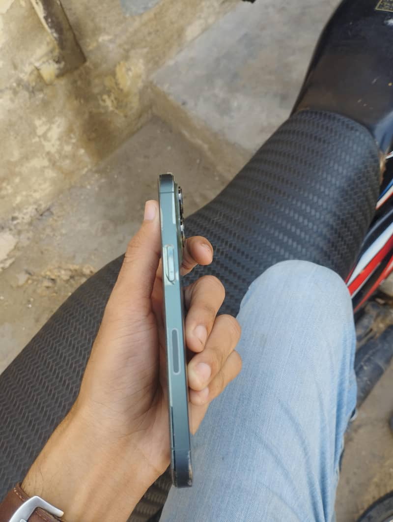 Apple iPhone 13 Pro 4