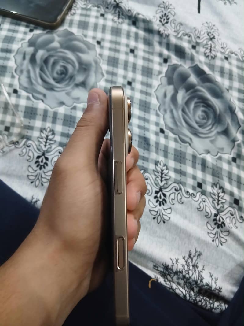 Apple iPhone 16 Pro 3