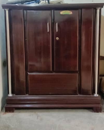 Dark brown large peta for storing large amount of saman.