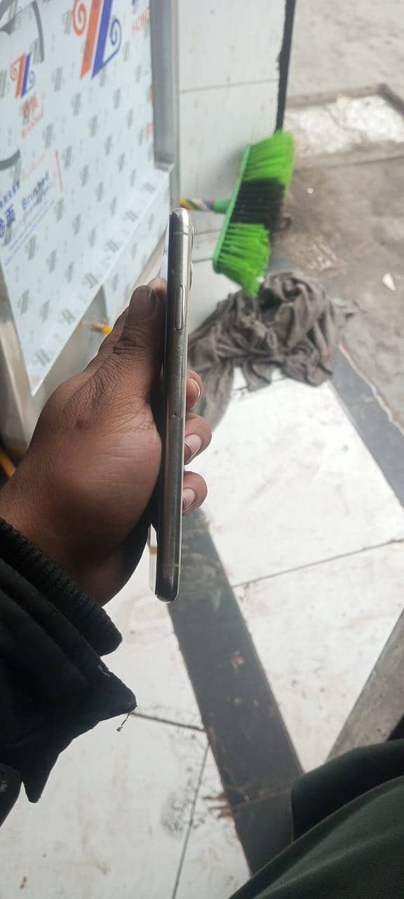Apple iPhone 11 Pro Max 2