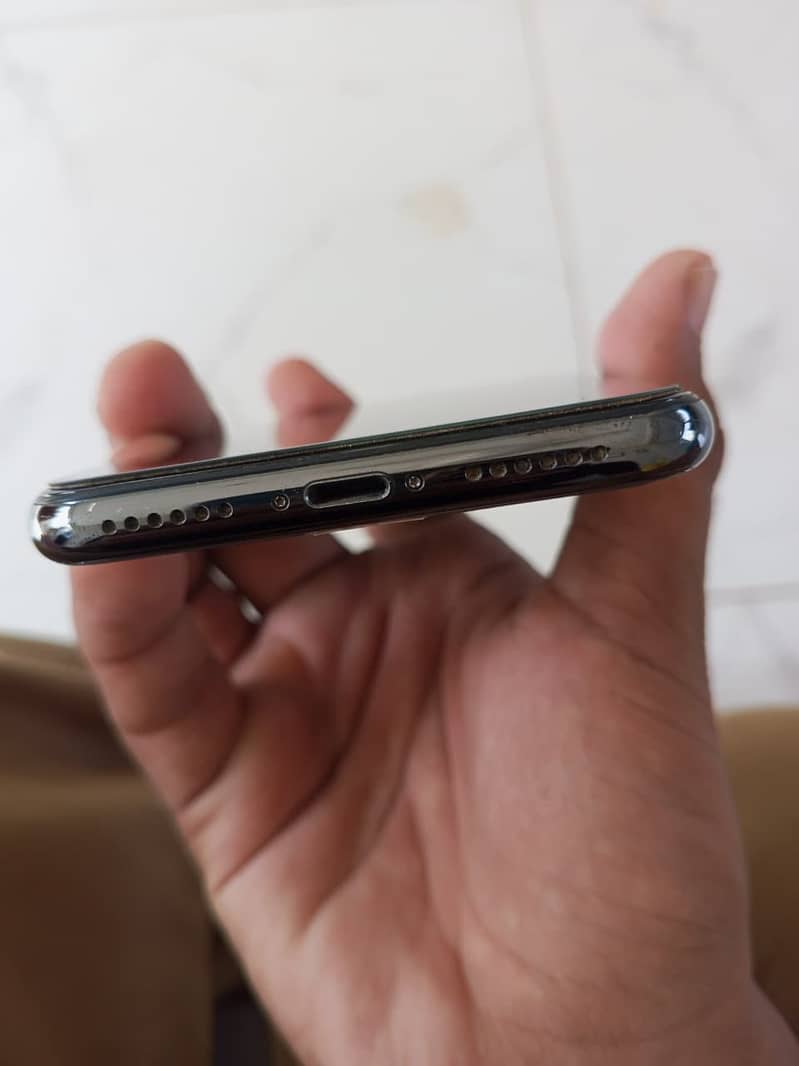 Apple iPhone X 4