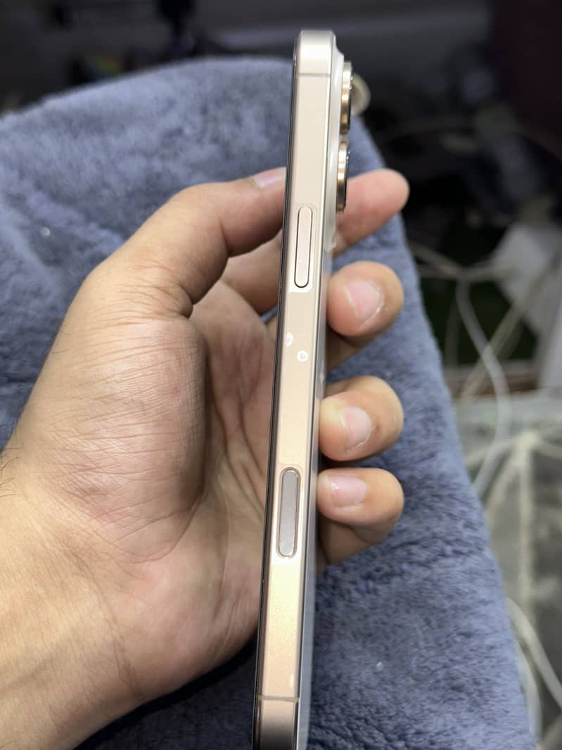 Apple iPhone 16 Pro Max 4