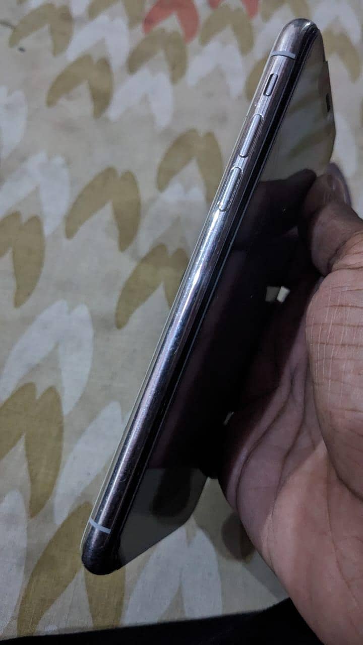Apple iPhone X 4
