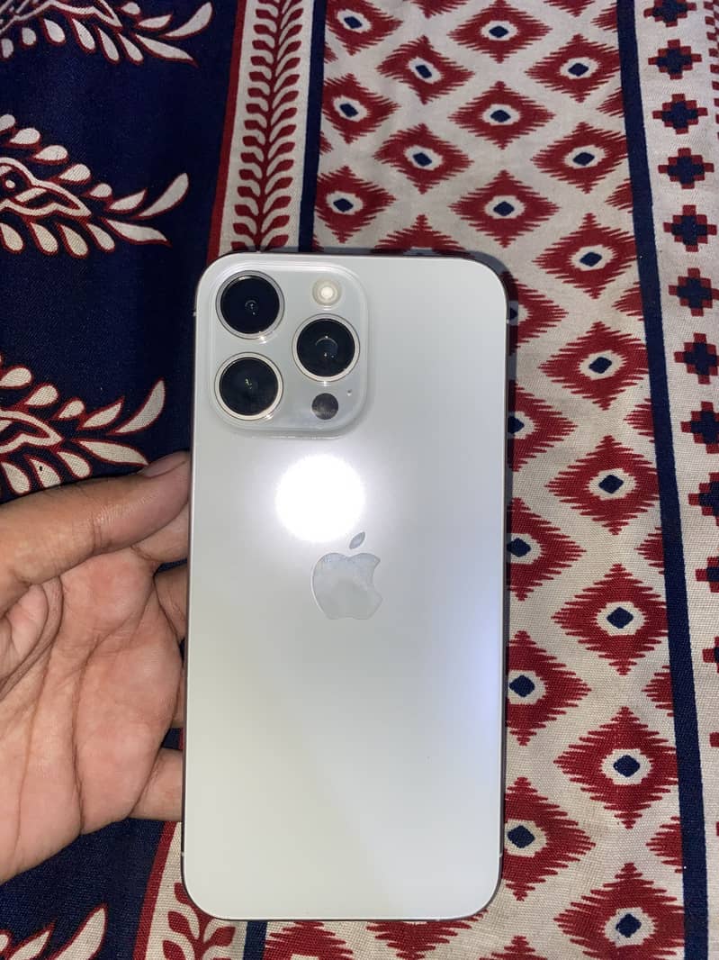 Apple iPhone 15 Pro Max 4