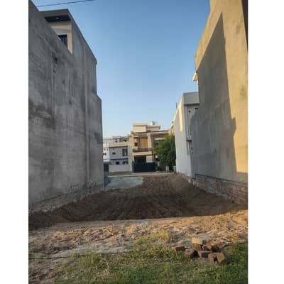 5 MARLA FULL POSSESSION PAID NEXT TO CORNER PLOT AVAILABLE FOR SALE