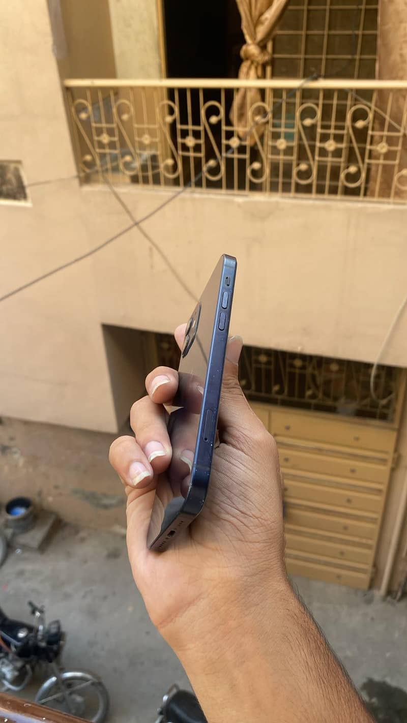 Apple iPhone 12 4