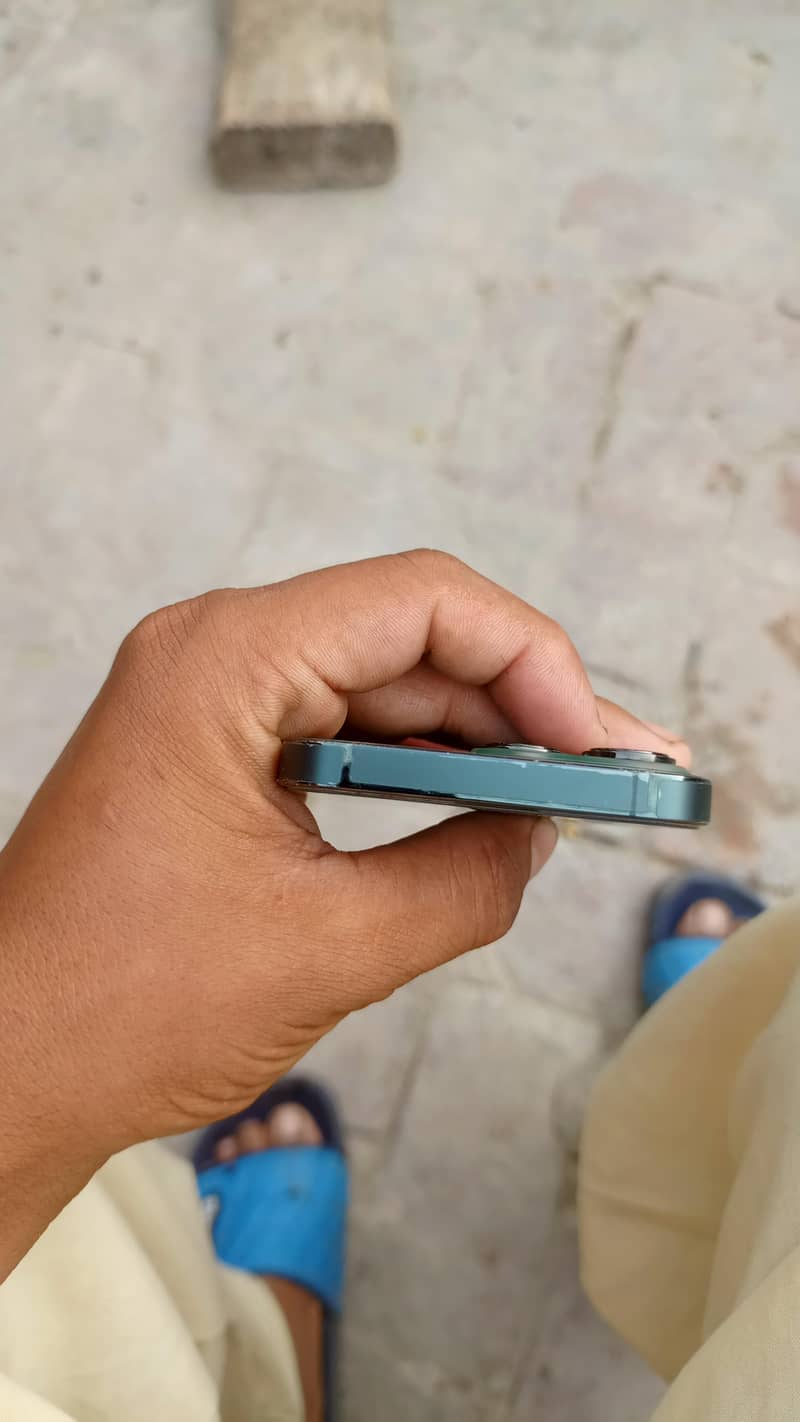 Apple iPhone 13 pro 4