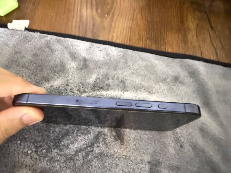 Apple iPhone 15 Pro 4