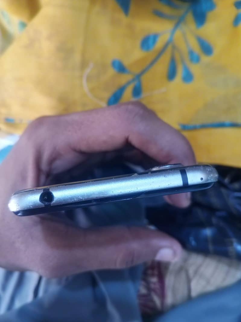 Sharp Aquos R3 4