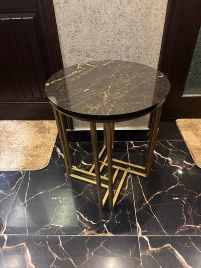Round tables with Marble designed top