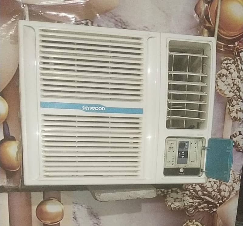 window AC 1