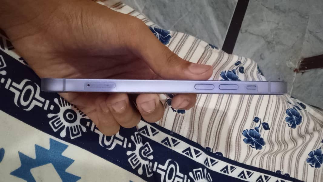 Apple iPhone 12 4
