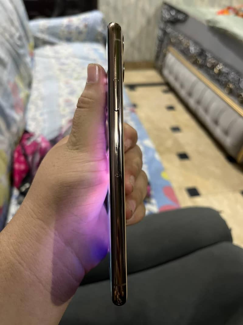 iPhone 11 Pro Max 4