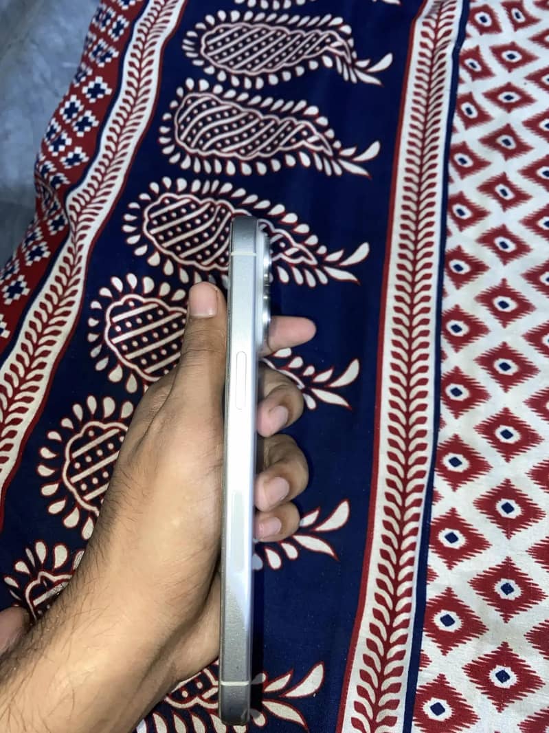 Apple iPhone 15 Pro Max 3