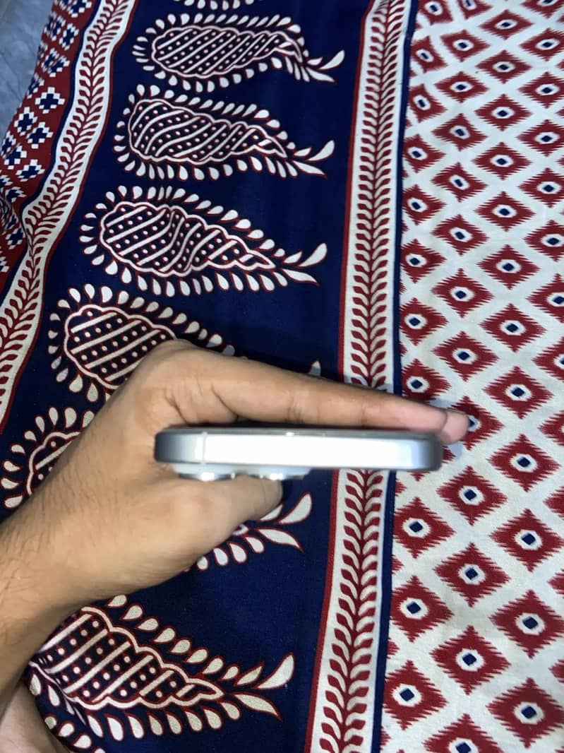 Apple iPhone 15 Pro Max 4