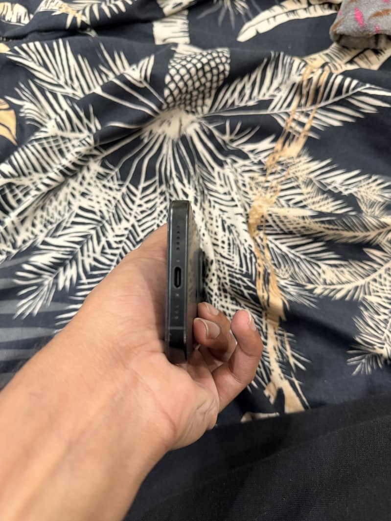 Apple iPhone 16 Pro 2