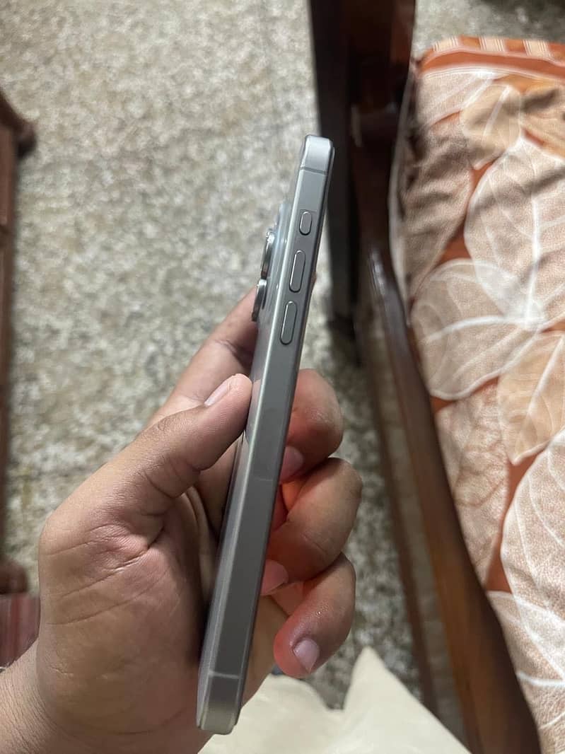 Apple iPhone 15 Pro Max 2