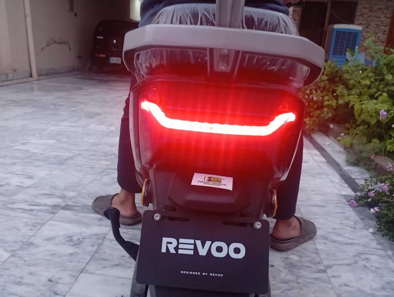 Revoo A12 5