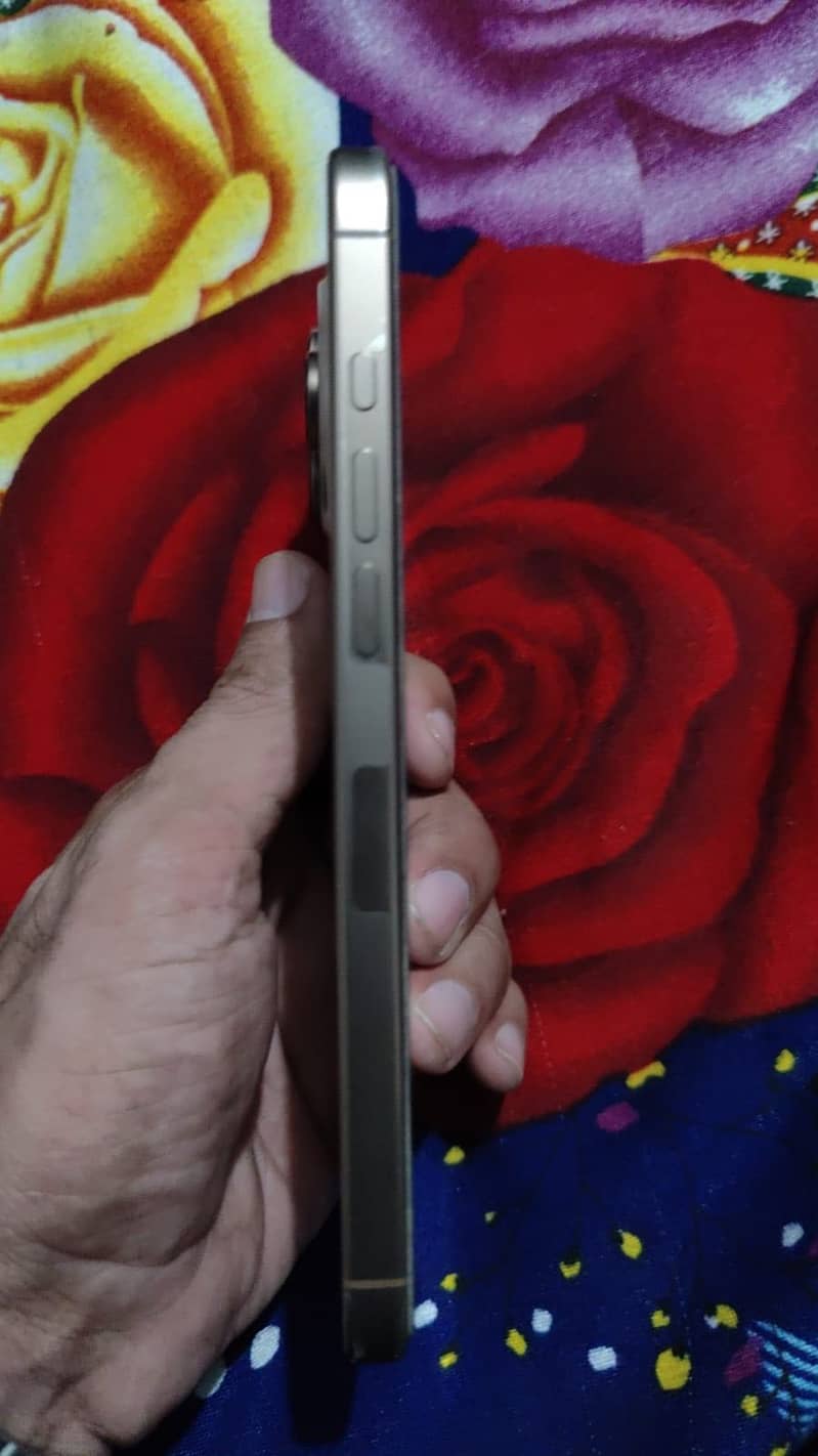 Apple iPhone 16 Pro Max 4