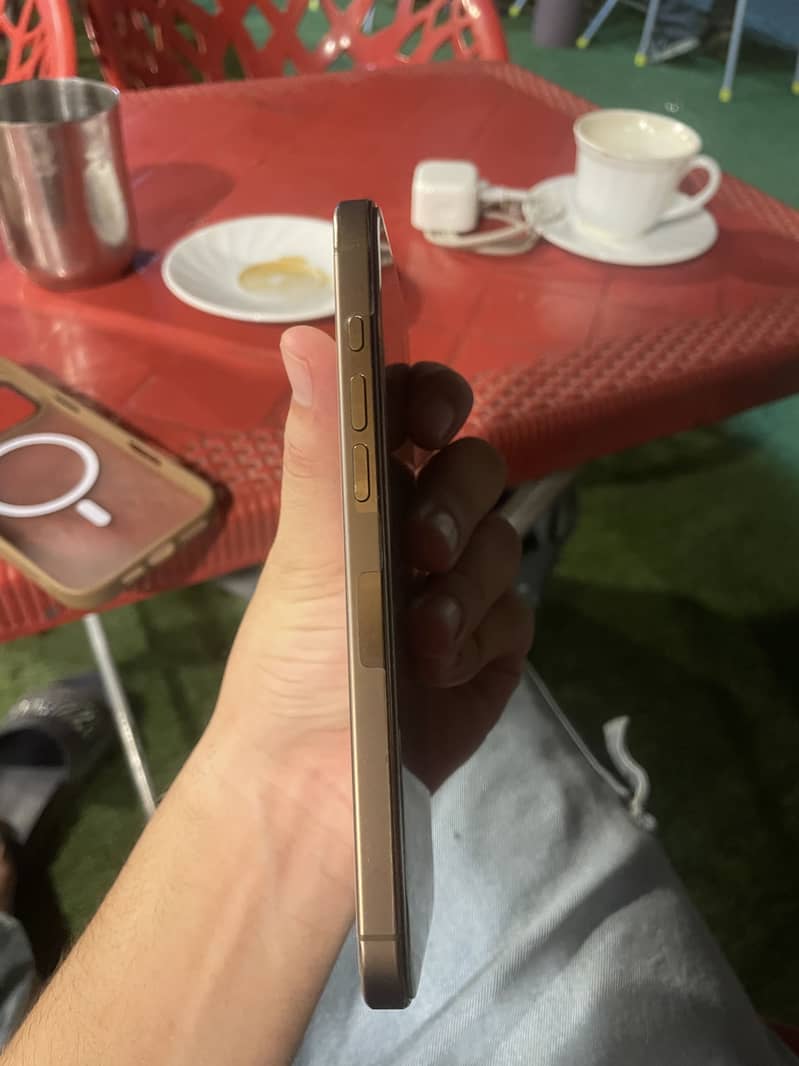 Apple iPhone 16 Pro Max 1