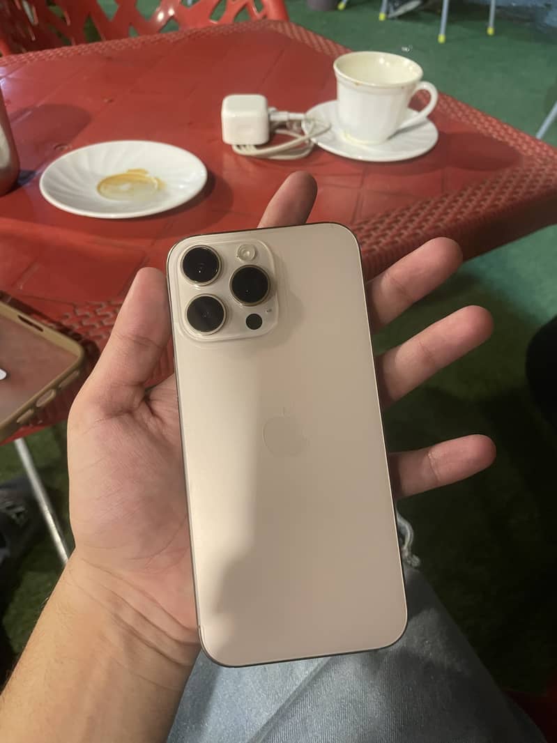 Apple iPhone 16 Pro Max 4