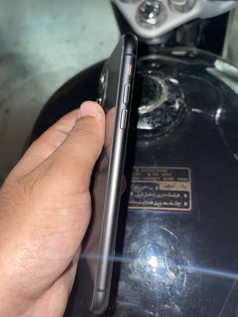 Apple iPhone 11 3