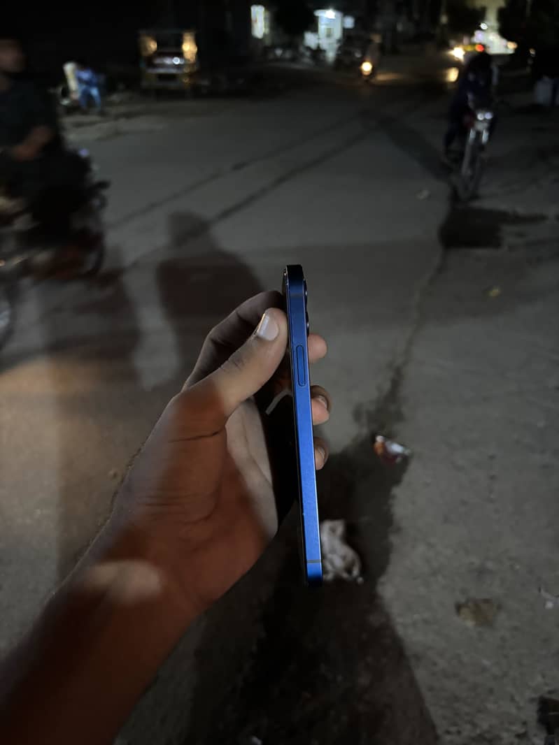 iPhone 12 4