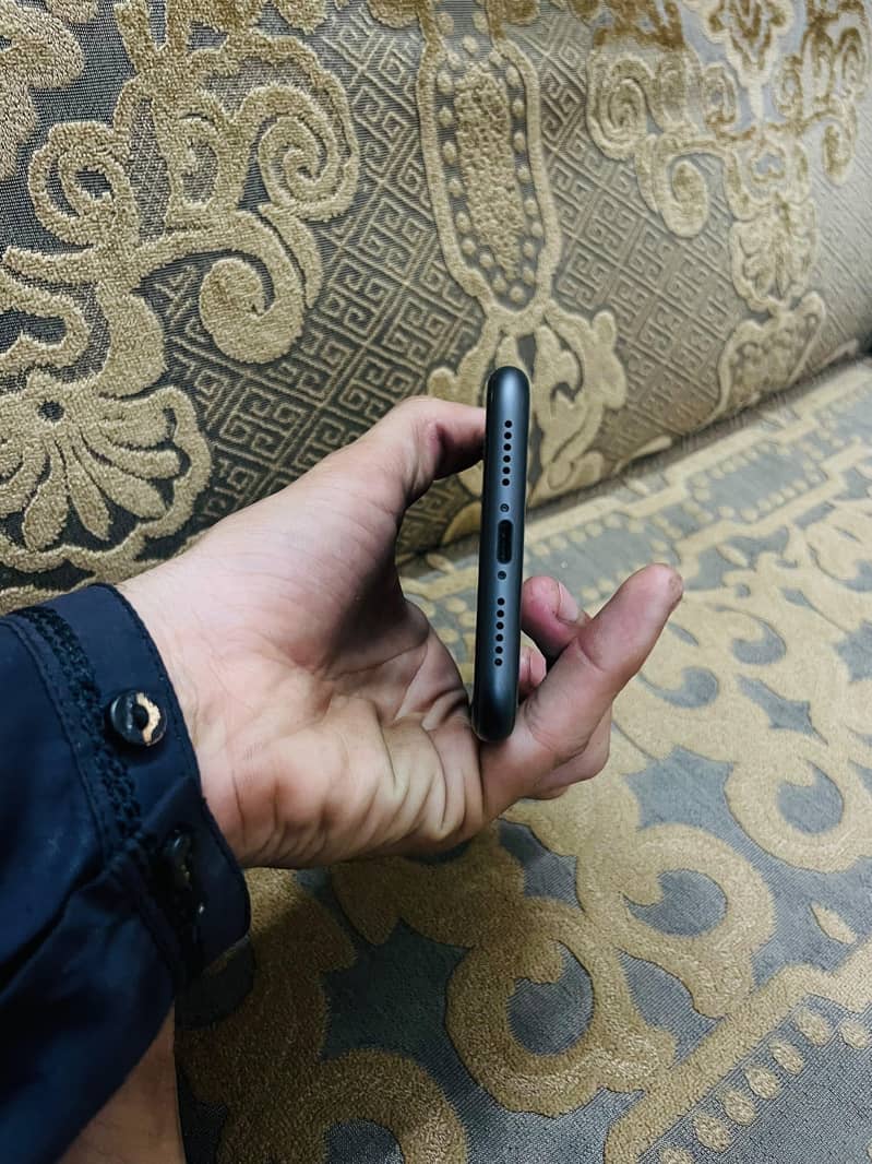 Apple iPhone 11 4