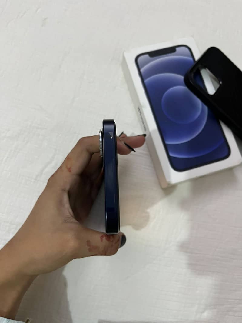 Apple iPhone 12 4