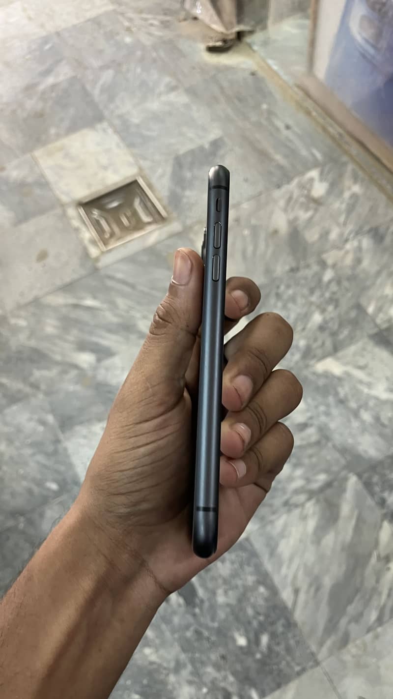 Apple iPhone 11 4